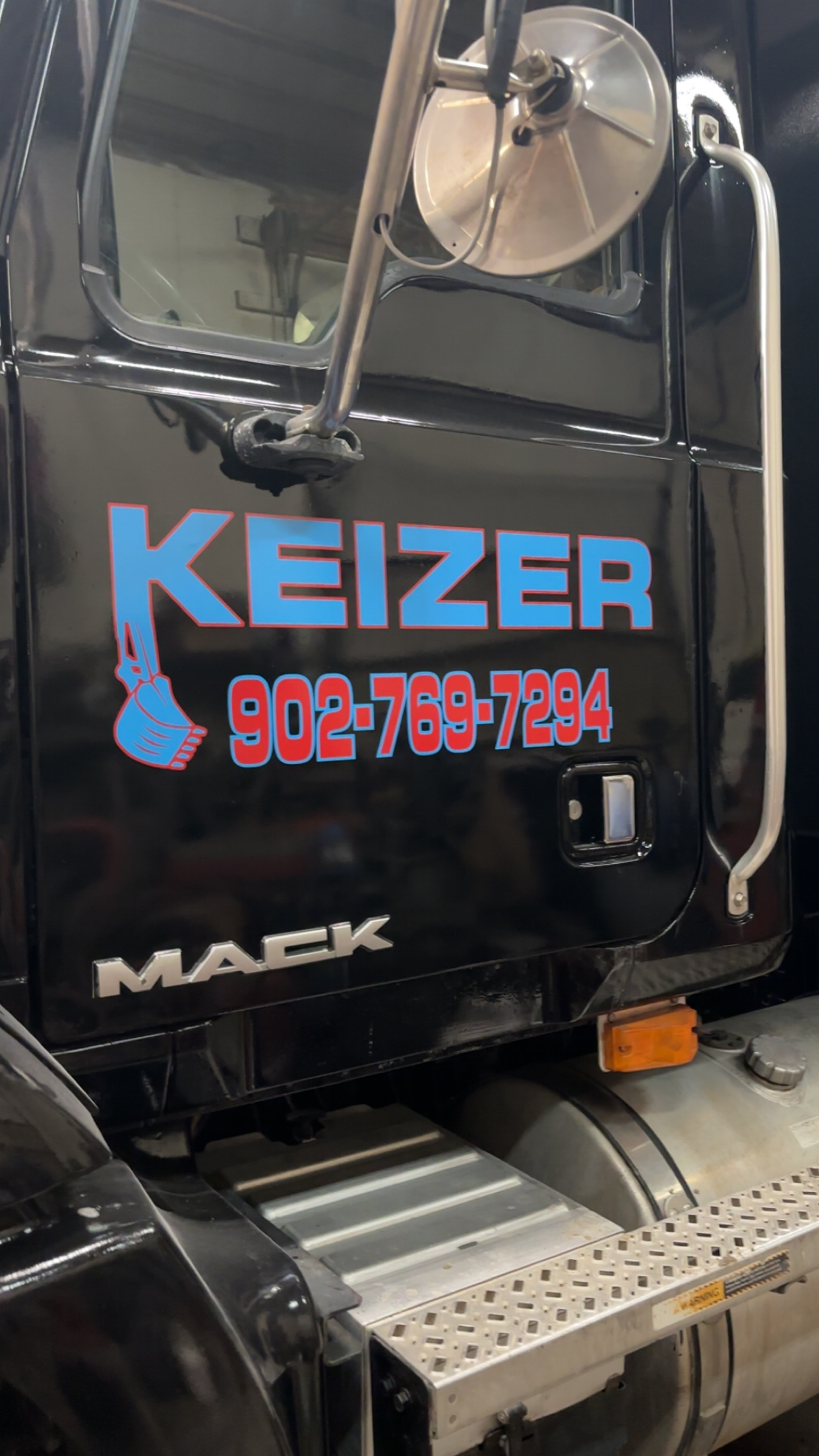 Keizer Mack truck door lettering close-up