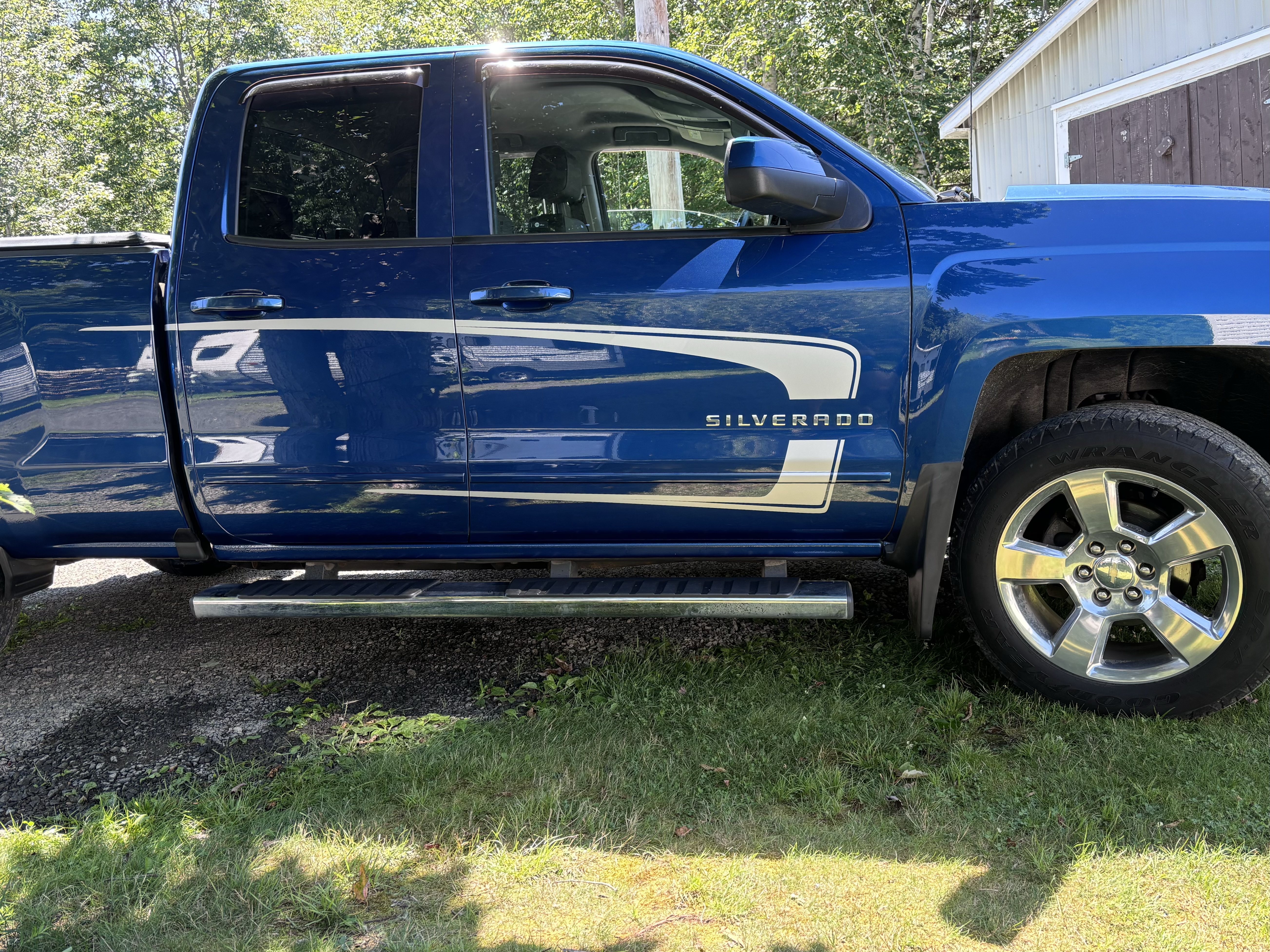 Chevrolet Silverado stripe graphics right side