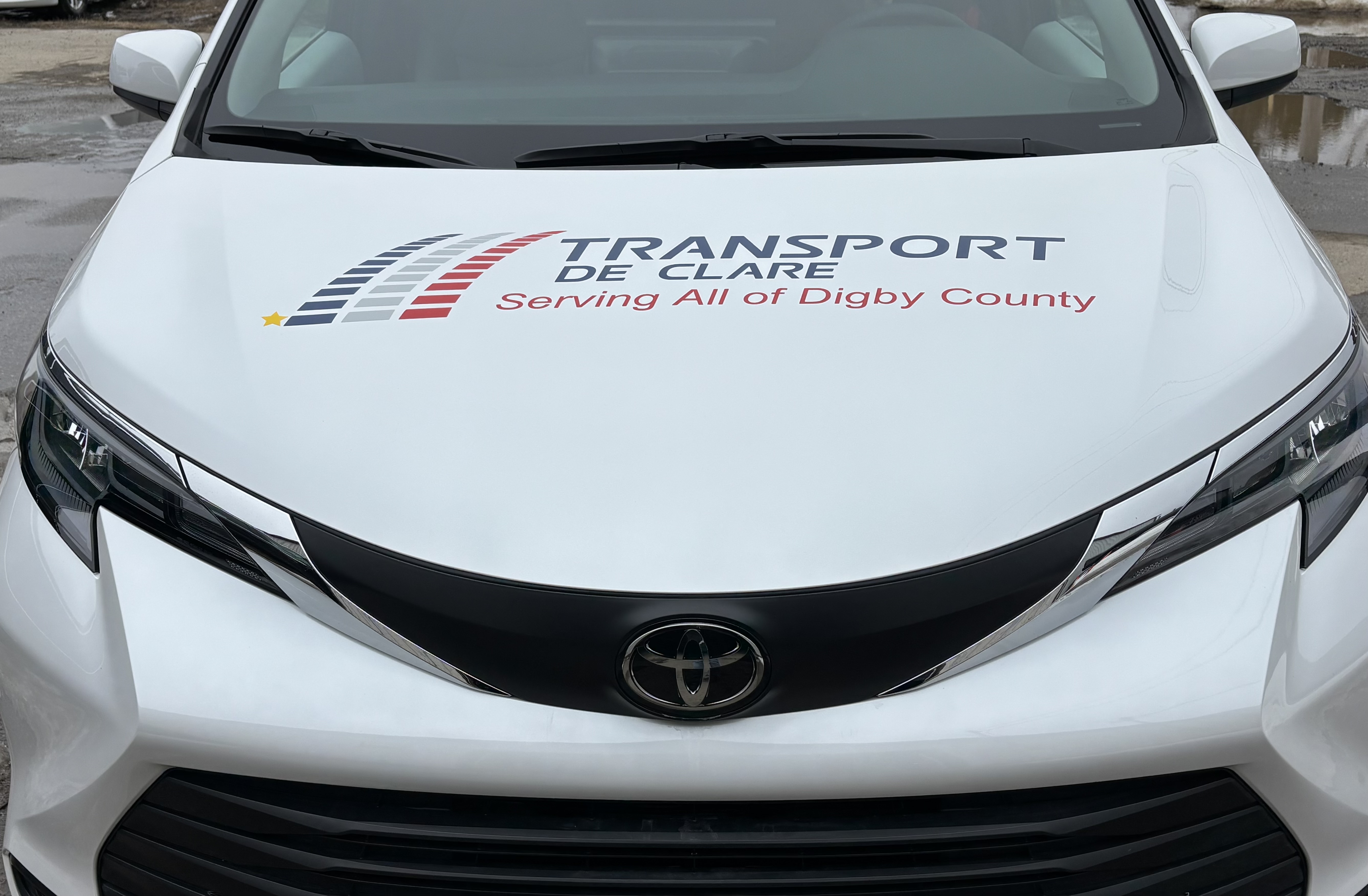 Transport de Clare hood lettering